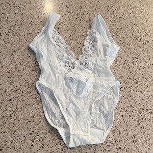 Mel-Lin Vintage Lace V-Neck Bodysuit in cream